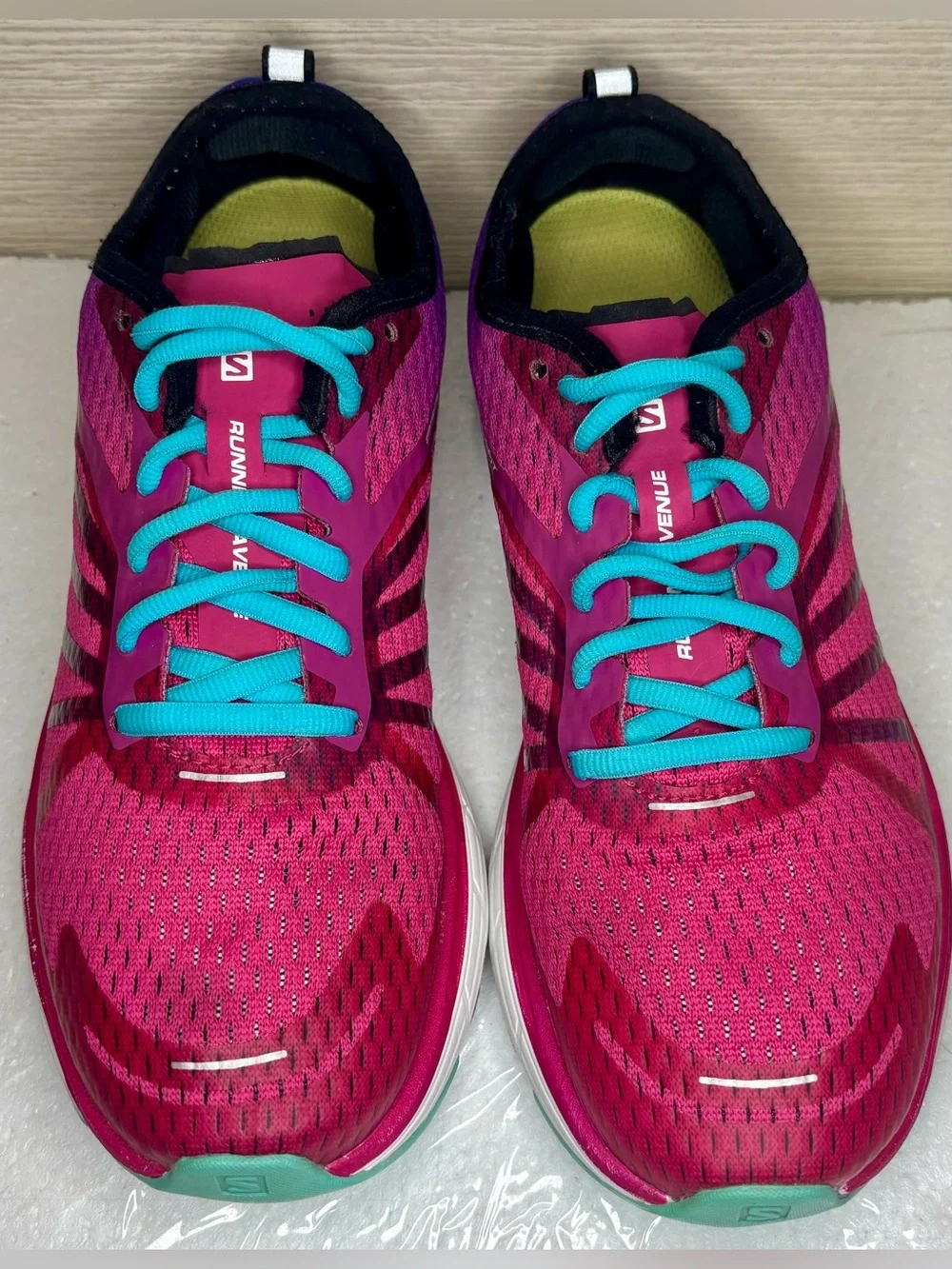 Salomon Women's Running Avenue Athletic Shoes with Turquoise Laces Size 8.5